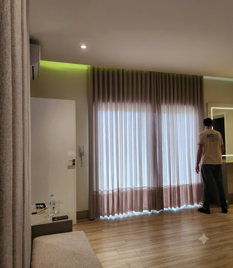 Instalação de cortina dupla com persiana em quarto contemporâneo em Umuarama
